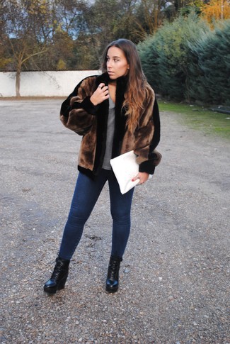 Comment porter un débardeur avec des bottines quand il fait froid