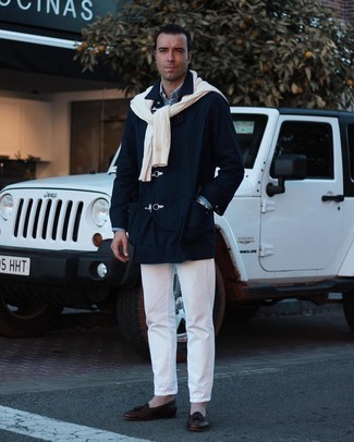 Comment porter des mocassins à pampilles avec un pull torsadé
