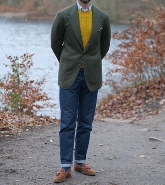 Comment porter des mocassins à pampilles avec un pull torsadé