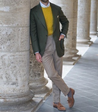 Comment porter des mocassins à pampilles avec un pull torsadé