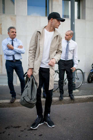 Comment porter un sac à dos bleu canard pour un style decontractés quand il fait chaud