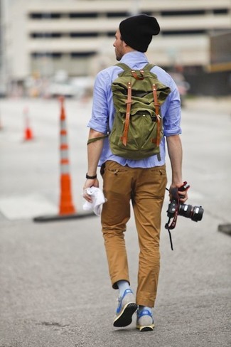 Comment porter un sac à dos bleu canard pour un style decontractés quand il fait chaud