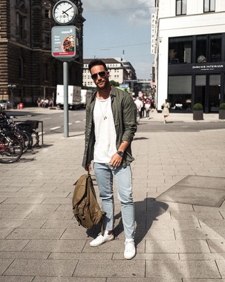Comment porter un sac à dos bleu canard pour un style decontractés quand il fait chaud