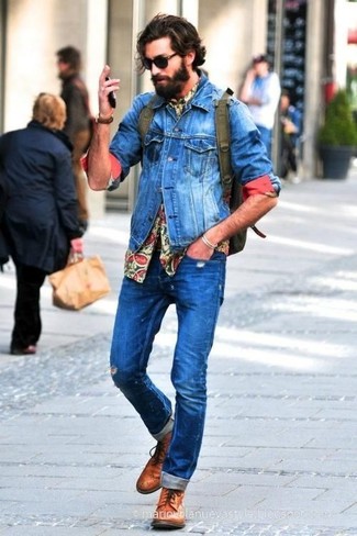 Comment porter un sac à dos bleu canard pour un style decontractés quand il fait chaud