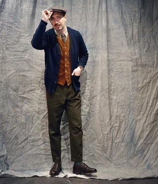 Comment porter un pantalon chino bleu canard avec des chaussures brogues en cuir marron