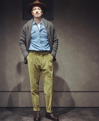 Comment porter un pantalon chino bleu canard avec des chaussures brogues en cuir marron