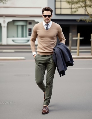 Comment porter un pantalon chino bleu canard avec des chaussures brogues en cuir marron