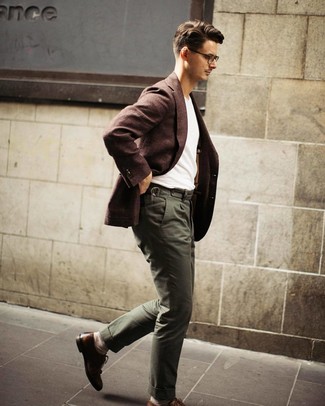 Comment porter un pantalon chino bleu canard avec des chaussures brogues en cuir marron