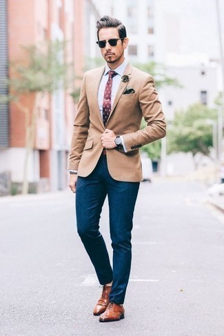 Comment porter un pantalon chino bleu canard avec des chaussures brogues en cuir marron