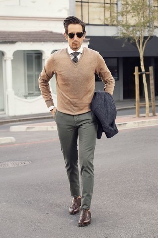 Comment porter un pantalon chino bleu canard avec des chaussures brogues en cuir marron
