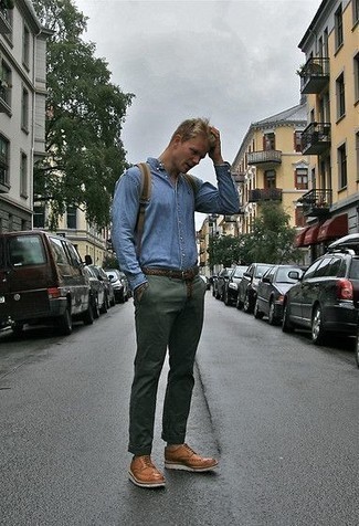 Comment porter un pantalon chino bleu canard avec des chaussures brogues en cuir marron
