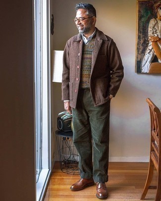 Comment porter un pantalon chino bleu canard avec des chaussures brogues en cuir marron