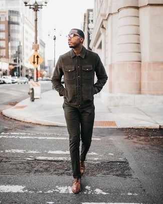 Comment porter un pantalon chino bleu canard avec des chaussures brogues en cuir marron