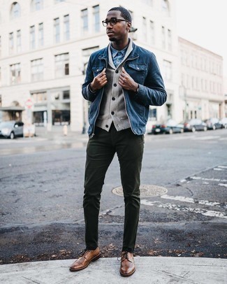 Comment porter un pantalon chino bleu canard avec des chaussures brogues en cuir marron