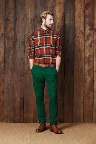 Comment porter un pantalon chino bleu canard avec des chaussures brogues en cuir marron