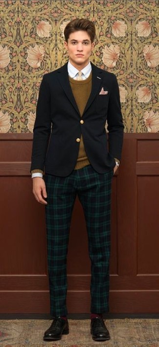 Comment porter un pantalon chino bleu canard avec des chaussures brogues en cuir marron