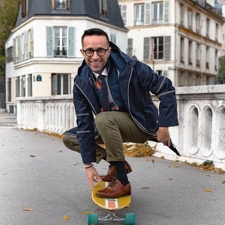 Comment porter un pantalon chino bleu canard avec des chaussures brogues en cuir marron