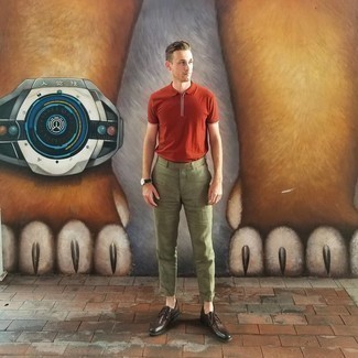 Comment porter un pantalon chino bleu canard avec des chaussures brogues en cuir marron