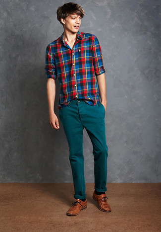 Comment porter un pantalon chino bleu canard