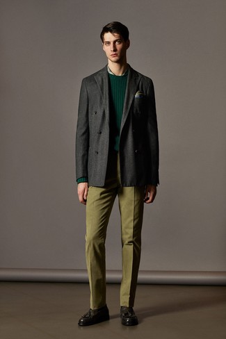 Une chemise de ville à porter avec un pull à col rond bleu canard