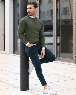 Une chemise de ville à porter avec un pull à col rond bleu canard