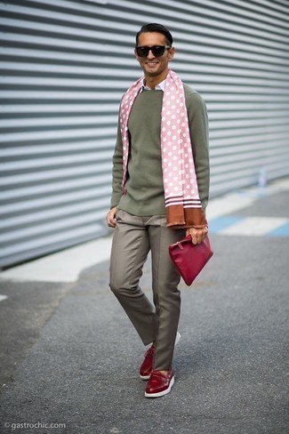 Une chemise de ville à porter avec un pull à col rond bleu canard