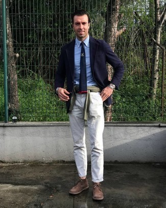 Une chemise de ville à porter avec un pull à col rond bleu canard