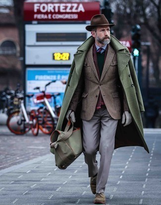 Une chemise de ville à porter avec un pull à col rond bleu canard