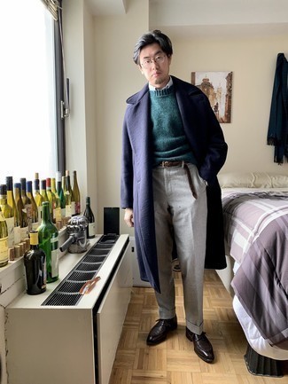 Une chemise de ville à porter avec un pull à col rond bleu canard