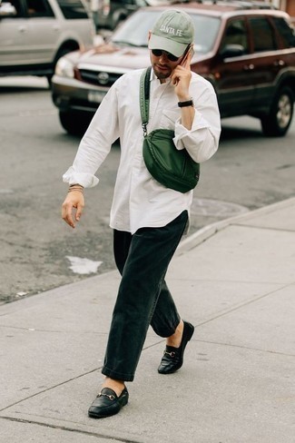Comment porter un sac banane bleu canard à 30 ans