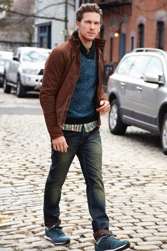 Une veste harrington à porter avec des baskets basses bleu canard