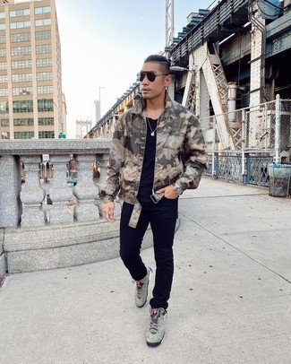 Une veste harrington à porter avec des baskets basses bleu canard