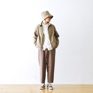 Une veste harrington à porter avec des baskets basses bleu canard