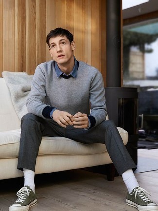 Une chemise à manches longues à porter avec des baskets basses bleu canard