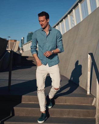 Une chemise à manches longues à porter avec des baskets basses bleu canard