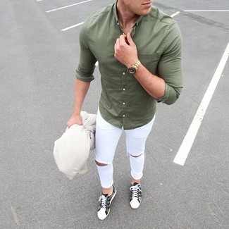 Une chemise à manches longues à porter avec des baskets basses bleu canard
