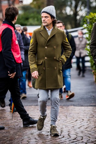 Une chemise à manches longues à porter avec des baskets basses bleu canard