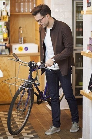 Une chemise à manches longues à porter avec des baskets basses bleu canard