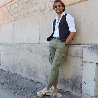 Une chemise à manches longues à porter avec des baskets basses bleu canard