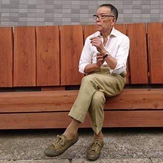 Une chemise à manches longues à porter avec des baskets basses bleu canard