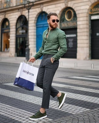 Une chemise à manches longues à porter avec des baskets basses bleu canard