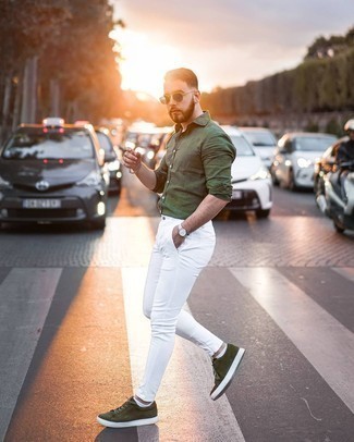 Une chemise à manches longues à porter avec des baskets basses bleu canard