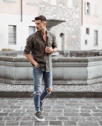 Une chemise à manches longues à porter avec des baskets basses bleu canard