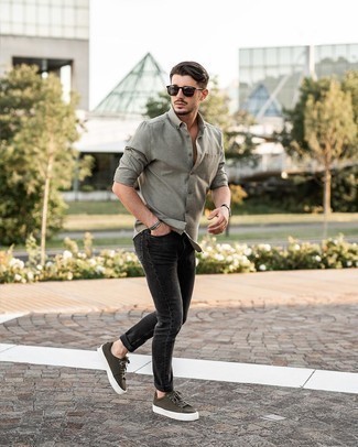 Une chemise à manches longues à porter avec des baskets basses bleu canard