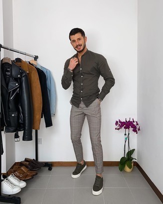 Une chemise à manches longues à porter avec des baskets basses bleu canard