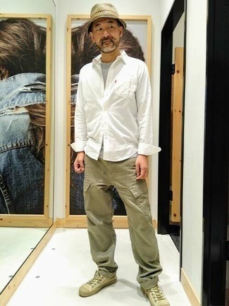 Une chemise à manches longues à porter avec des baskets basses bleu canard