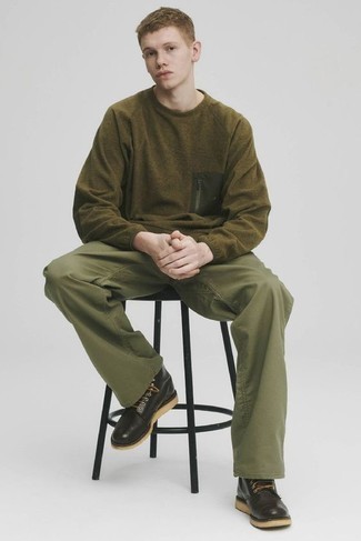 Comment porter un pantalon bleu canard pour un style chic decontractés à l'adolescence
