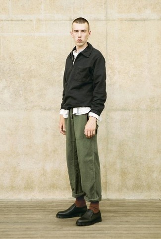 Comment porter un pantalon bleu canard pour un style chic decontractés à l'adolescence
