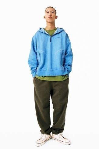 Comment porter un pantalon bleu canard à l'adolescence