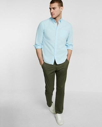 Comment porter un pantalon bleu canard pour un style decontractés